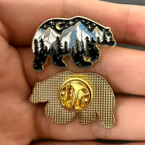 Groothandel Metal Cartoon Pins Schattige Noordpoolbeer Dierenpins Souvenir Bos Reispins voor Kleding Promotionele Cadeau Voorraad - Product Image 2