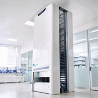 Module de levage vertical de sécurité avec rideaux lumineux et contrôle d'accès, assurant la sécurité des travailleurs en écartant les personnes des plateformes et des plateaux mobiles