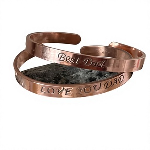 Bracelet minimaliste en cuivre massif gravé avec inscription pour père, bijou en métal tendance au design exquis - Product Image 1