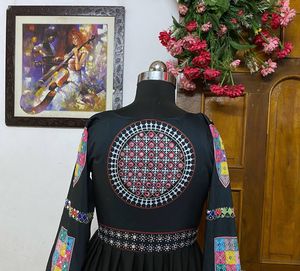 นักออกแบบอินเดียที่สวยงามสี lehenga โชลี่พร้อมงานปัก Dupatta และลําดับ Georgette ที่หนักแน่น lehenga สําหรับผู้หญิง - Product Image 3