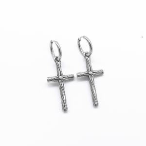 Pendientes de aro Huggie para hombre, chapados en oro, hipoalergénicos, con dije de cruz retorcida grabada, estilo vintage, punk, gótico, perforados - Product Image 2