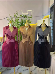 2026 Venta caliente de alta calidad 3D flor Miyake vestido plisado tela cuello en <span class=keywords><strong>V</strong></span> manga larga moda fiesta vestido de noche - Product Image 1