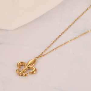 Collana con Pendente Fleur De <span class=keywords><strong>Lys</strong></span> in Acciaio Inossidabile Personalizzata Placcata Oro 18k - Product Image 2