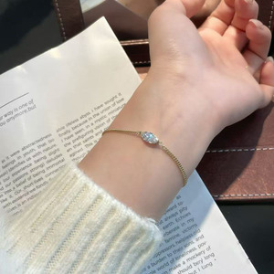 Bracelet minimaliste et délicat en or jaune 18 carats avec diamant de laboratoire taille marquise, ajustable, pour femme, bijoux fins, vente en gros - Product Image 4