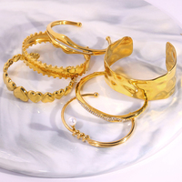 JUSNOVA Bracelet manchette martelé en acier inoxydable plaqué or 18 carats pour femme, étanche, avec perles et zircons cubiques colorés irréguliers, bijoux