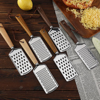 Râpe à fromage et à chocolat en acier inoxydable avec manche en bois – Gadget de cuisine portable, compatible lave-vaisselle, pour râper pommes de terre et citrons