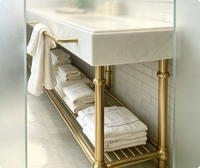 Meuble de salle de bain de luxe sur mesure en laiton doré antique pour lavabo en marbre blanc de Carrare, console côtelée et vasque intégrée