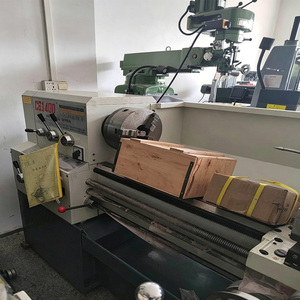 Torno horizontal manual común con bancada extendida, tosquiador fijo y tosquiador móvil para trabajos de torneado de ejes largos - Product Image 6