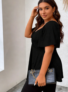 Top Peplum Negro de Tallas Grandes para Mujer con Cuello en V, Detalle Trenzado Frontal, Manga con Volantes, Bordado de Ojales y Dobladillo Asimétrico - Product Image 2