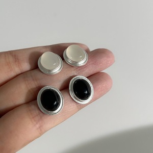 Boucles d'oreilles clous en argent pur S925 minimalistes haut de gamme avec agate noire ovale et jade blanc pour femmes, essentiels pour le quotidien et les trajets quotidiens - Product Image 1