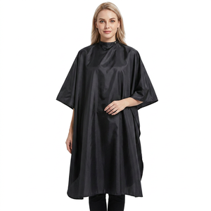 Capa de Barbero Desechable Resistente al Agua para Corte de Cabello en Salón, Hecha de Poliéster - Product Image 2