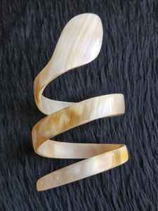 Bracelets en corne de buffle naturelle, bijoux artisanaux pour femmes, accessoires ethniques faits à la main, design intemporel et usage quotidien - Product Image 3