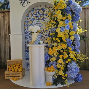 Gelber Hortensien-Bogen mit Goldständer, Weiße Seidenrosen und Eukalyptus-Blätter für Garten-Hochzeiten und Eingangsbereich-Dekoration - Product Image 1