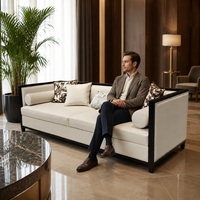 Canapé en cuir moderne, rembourré crème, avec structure en bois noir et coussins, pour hall d'hôtel, salon, club, villa