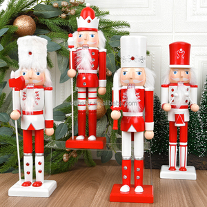 Figurine Casse-Noisette en Bois Peinte à la Main, Motif Écossais, Design Traditionnel, Thème Féerique, Décoration Murale de Noël Hatty - Product Image 4