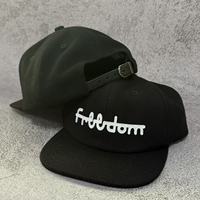 Casquette de baseball personnalisée à 5 ou 6 panneaux avec écusson en feutre brodé, visière plate ou ronde, fermeture snapback, sangle en cuir PU et boucle métallique