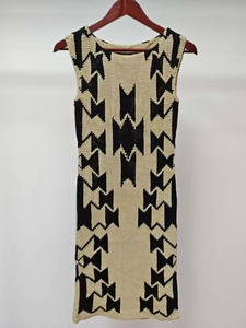 Cami monochrome élégant en laine/cachemire avec des motifs de chevrons audacieux et un design sans manches pour un look décontracté - Product Image 2