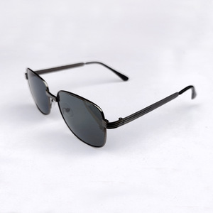 Lunettes de soleil pour hommes à monture intégrale avec verres en verre, anti-reflets, résistantes aux rayures, monture en métal, style conventionnel - Product Image 1
