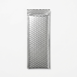 Sac d'expédition auto-adhésif à bulles avec film aluminisé, bande longue argentée brillante, pour un emballage imperméable et protecteur - Product Image 1