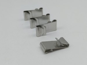 Clips de Fijación Metálicos Estampados Personalizados <span class=keywords><strong>BirdBlocker</strong></span> para Sujetar Dispositivos Disuasorios de Aves en Líneas Eléctricas e Infraestructura Exterior - Product Image 3