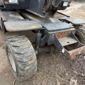 Excavatrice sur roues Doosan DX60W-9C, équipement de construction orange avec godet de terrassement, poids opérationnel de 6 tonnes - Product Image 5
