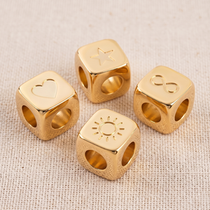 Charm Metálico en Forma de Cubo con Letras del Alfabeto, Reutilizable y Duradero, con Diseño Personalizado, <span class=keywords><strong>para</strong></span> Bolsos de Cuero, Carteras y Accesorios - Product Image 1