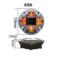 Borne de signalisation routière solaire à quatre faces en aluminium et PC, lumière LED réfléchissante prismatique haute intensité, protection IP68 pour routes urbaines et aéroports