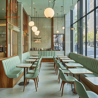 Ensemble de meubles de café moderne, restaurant, canapé en cuir véritable vert et chaises assorties avec table ronde en bois clair