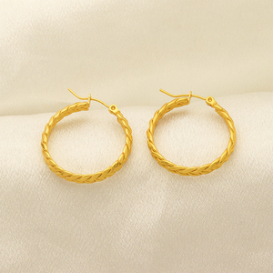 Europäisch-Amerikanische Trendige 18K Vergoldete Hochwertige Nicht-Fallende Gedrehte Ohrstecker Creolen mit Geometrischer Form für Damen - Product Image 3