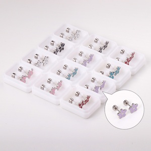 Boucles d'oreilles clous en émail motif fleur, plaqué or 18 carats PVD de haute qualité, bijoux en acier inoxydable, jolies boucles d'oreilles clous pour femme - Product Image 3