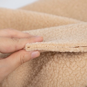 En Stock approvisionnement couleur unie 100% Polyester fausse fourrure agneaux laine tissé polaire tissu pour manteau couverture - Product Image 4