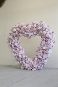 Arche florale en forme de cœur rose poudré et blanc, avec roses artificielles, pour la cérémonie de mariage - Product Image 2