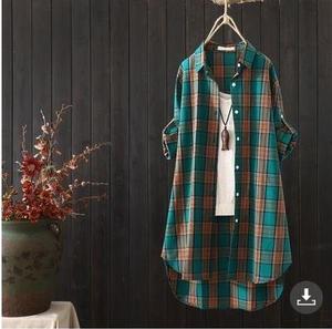 قميص نسائي كاجوال واسع طويل بمقاس كبير بنقشة كاروهات عصرية - Product Image 1