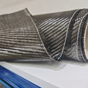 Tela de Fibra de Carbono de 110 Pulgadas, Tejido Twill 3K, 200 G/m, Ligera, Brillante, Teñida en Negro, Resistente a Desgarros, para Uso Industrial y Automotriz - Product Image 1