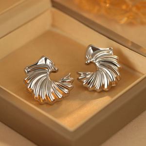 Boucles d'oreilles asymétriques en forme de dauphin argenté tendance européenne et américaine, design créatif et original, boucles d'oreilles à ailes pour femmes - Product Image 4