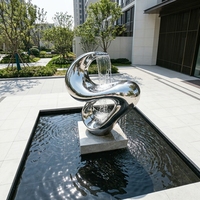 Sculpture abstraite en acier inoxydable en forme de cascade, fontaine miroir sur mesure pour aménagement paysager de cour et immobilier