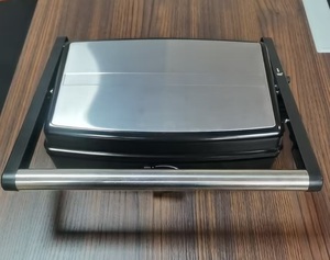 Griglia elettrica Panini Grill in acciaio inossidabile a 4 fette aperta a 180 gradi - Product Image 3