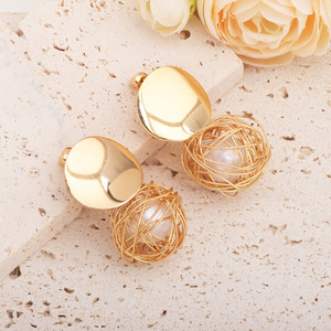 Pendientes de Moda con Diseño de Bola de Perla de Imitación, Chapados en Oro, de Aleación de Zinc, para Mujer, Joyería para Fiestas - Product Image 2