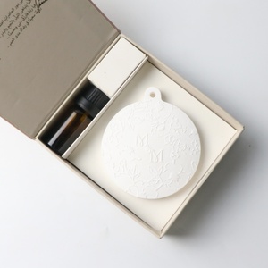 FinRu marque personnalisé suspendu voiture garde-robe désodorisant parfumé en céramique arôme plâtre porcelaine fleur parfum diffuseur d'huile