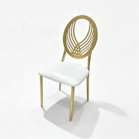 Chaise de réception moderne en métal doré avec dossier Phénix, coussin blanc, pour événements et location de mariage