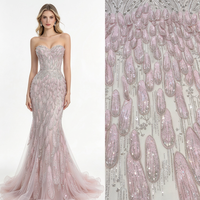 Tissu en dentelle 3D rose poudré avec pétales, appliqué de perles argentées et franges sur tulle blanc pour robe de mariée et robe de soirée