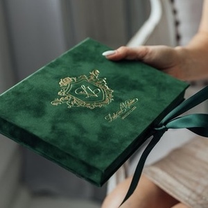 Caja de Invitación de Boda Personalizada de Acrílico de Lujo con Impresión de Vainilla, Cierre con Cinta y Estampado en Dorado, Modelo 324 - Product Image 1