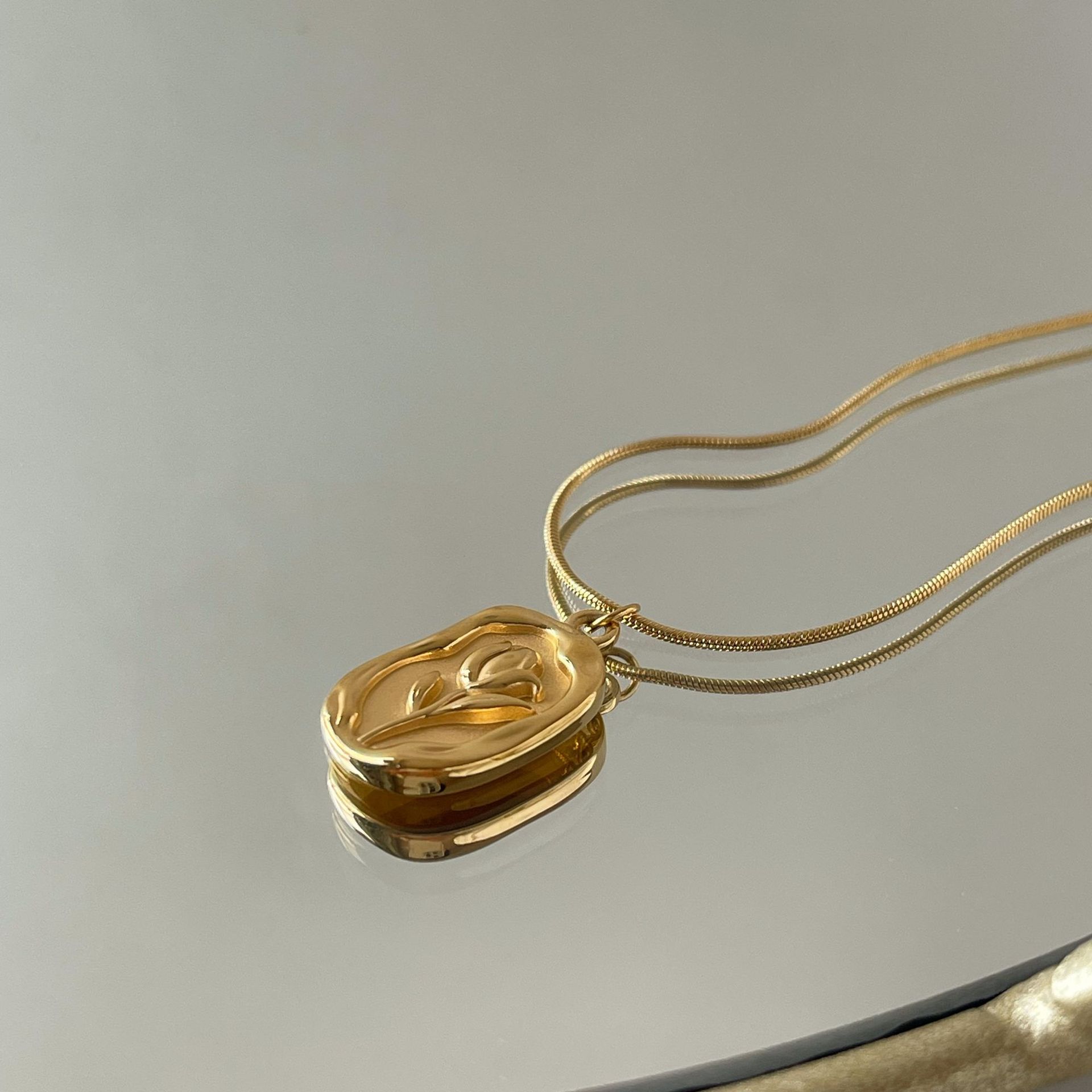 Collier de roses K331, or