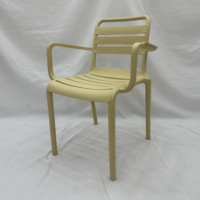 Chaise de salle à manger en plastique empilable robuste avec accoudoirs, résistante aux UV et à l'eau, avec côtés à lattes, pour usage intérieur, commercial et extérieur