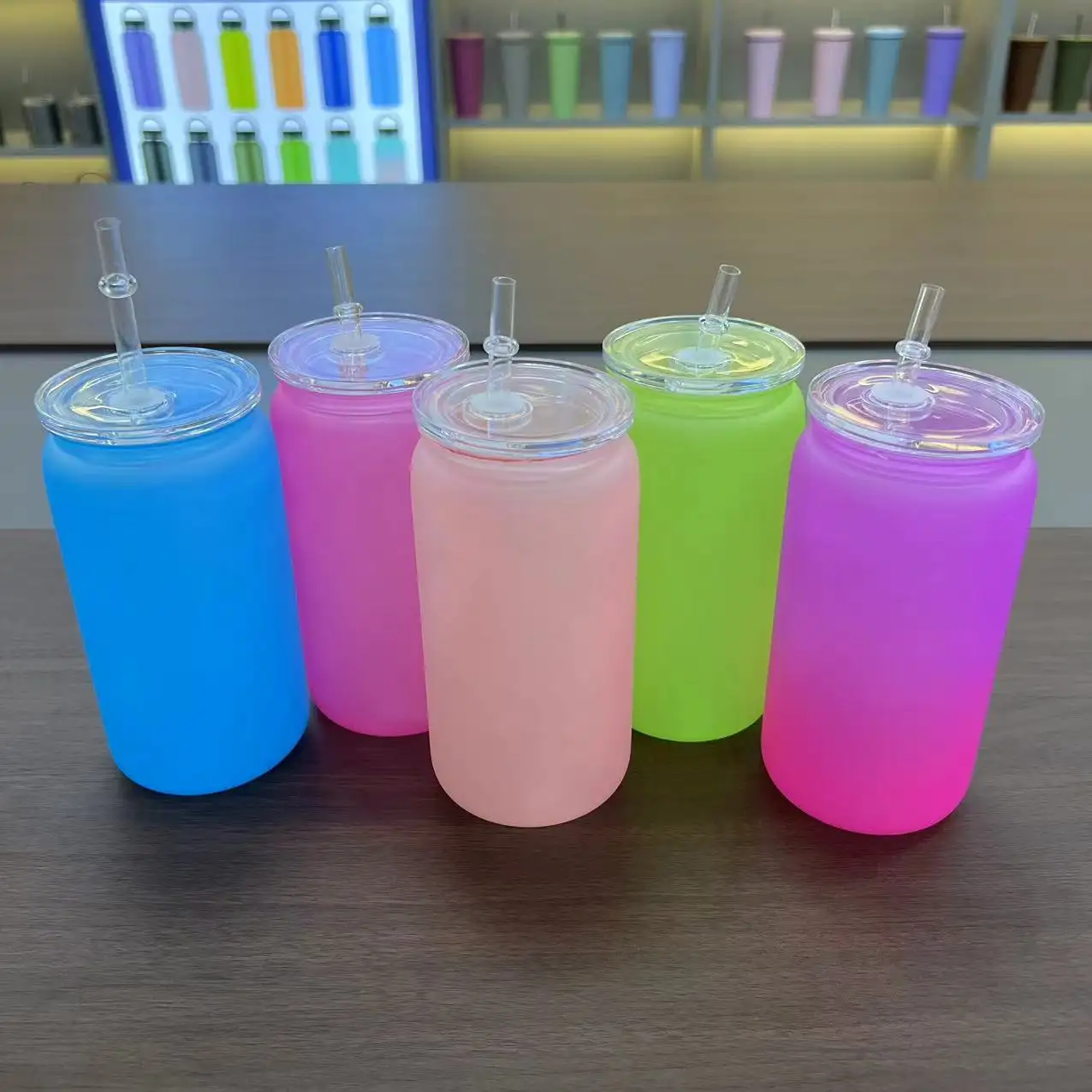 우유 주스 콜라 음료 도매 다채로운 그라디언트 플라스틱 컵 용 빨대와 뚜껑이있는 플라스틱 병 맞춤형 인쇄