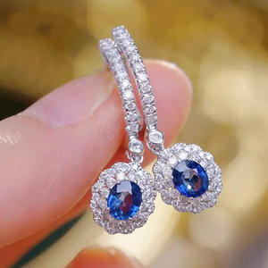 Orecchini Isaia in oro bianco con diamanti rotondi taglio brillante colore D certificati GIA, gioielli classici da sposa da donna E4732 - Product Image 3