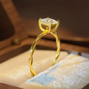 Anillo de Compromiso de Plata 925 con Moissanita Corte Princesa VVS, Engaste de Puntas, Joyería de Lujo para Mujer, Chapado en Oro - Product Image 3