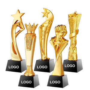 โรงงาน OEM ODM ขายส่งรางวัลโกลเด้นแมน พิมพ์ UV สลักเลเซอร์โลโก้ ฐานคริสตัลสีดำ รางวัลเรซิ่นแบบกำหนดเอง สำหรับของที่ระลึก - Product Image 1