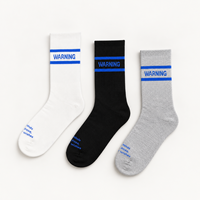 Chaussettes blanches personnalisées avec bordure rayée bleue et impression de texte, logo personnalisé, texte personnalisé et tissu tricoté de qualité supérieure