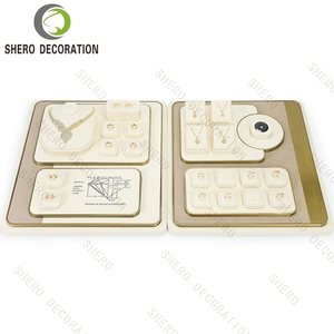 Exhibidores de Joyería de Terciopelo Beige Hechos a Medida con Borde Metálico Dorado, Bandeja de Joyería con Diseño Personalizado para Boutique Minorista - Product Image 3